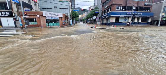 남해안 '물폭탄'…927㎜ 쏟아진 거제서 1명 사망·3명 부상(종합3보)