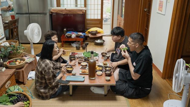 재일제주인 4세 'PM Kenobi'와 '뭐랭하맨'의 특별한 제주 여행
