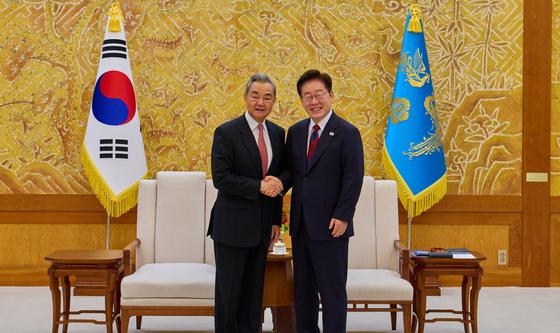 왕이 中외교부장 접견하는 이재명 대통령