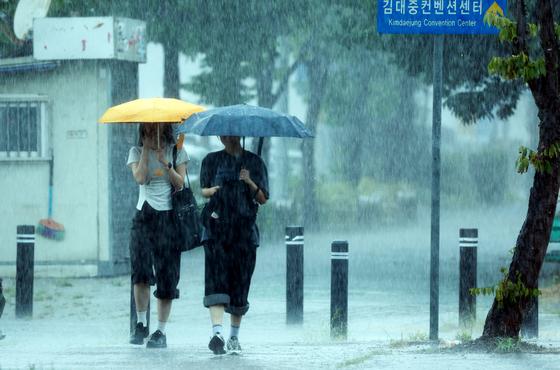 부산에 121㎜ 퍼붓고 세종은 1시간 80㎜…흑산도 36도·전주 33.7도