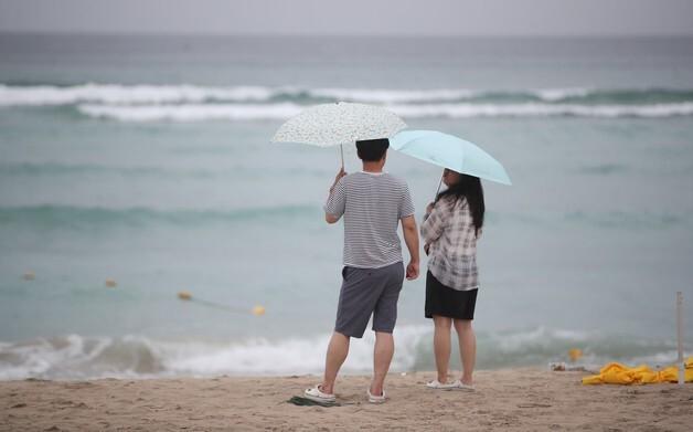 광복절 전국 흐리고 곳곳 소나기…낮 최고 32도 '찜통더위'