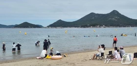 "입추 지나도 폭염, 떠나자"…전국 피서지 아직 대목(종합)