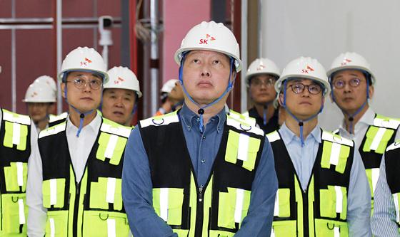 AI 데이터센터 건설 현장 살피는 최태원 회장