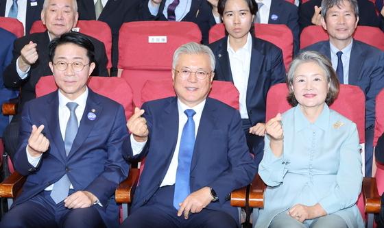 손하트 그리는 문재인 전 대통령