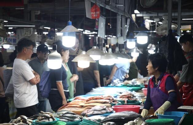 "차례 대신 여행"…추석 첫날 제주 전통시장은 '한산', 관광지는 '북적'