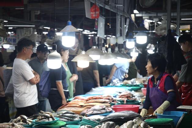 "차례 대신 여행"…추석 첫날 제주 전통시장은 '한산', 관광지는 '북적'