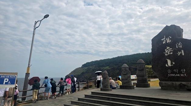 "올 추석에는 가족여행 떠나요"…제주 관광객·귀성객 '북적'