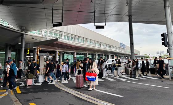 제주공항 연휴 끝 아쉬운 인사 나누는 가족들…나흘간 16만9000명 입도