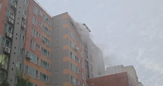 제주 서귀포 오피스텔 10층서 화재…1명 연기흡입·30여명 대피