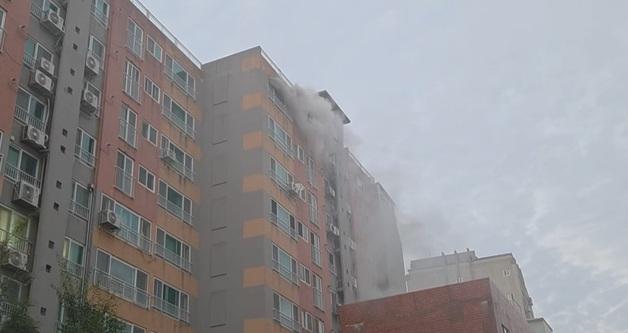 제주 서귀포 오피스텔 10층서 화재…1명 연기흡입·30여명 대피