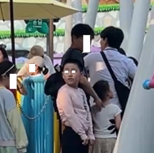롯데월드 대기줄서 바지 내리고 오줌 싼 어린이…"중국말 하고 있었다"