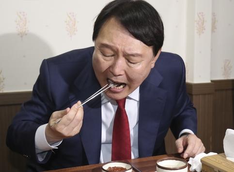 '무기수' 윤석열 둘째 날 점심 순대국밥·찐 고구마…저녁은 소고기 해장국