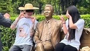 "노무현 추도식 날 '일베 손가락' 남녀, 봉하 마을 활보"…조수진 변호사 '분노'