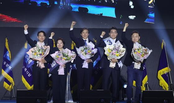 당원들에게 당선 인사하는 조국 대표