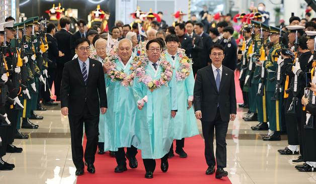임시정부 요인 후손 의장대 사열하는 김민석 총리·우원식 국회의장