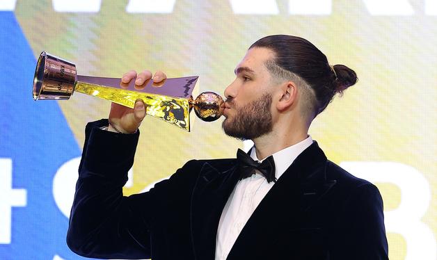 'MVP' 폰세, 짜릿한 키스