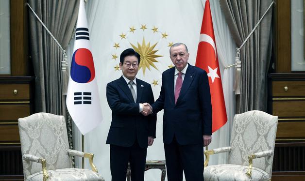 손 잡은 한·튀르키예 정상