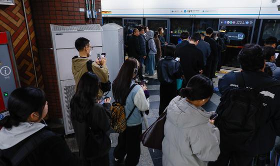 4호선 기다리는 시민들