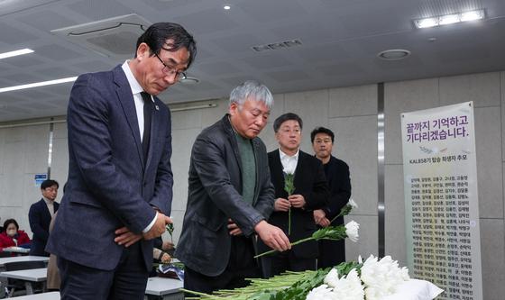 KAL858기 사건 38주기, 묵념하는 전성환 수석