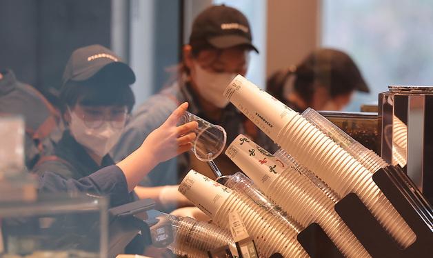 카페 ‘컵값’ 따로 받는다…일회용 쓰면 100∼200원 부과 추진