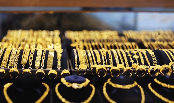 올해 안전자산에 자금 몰렸다… 금값 70% 상승