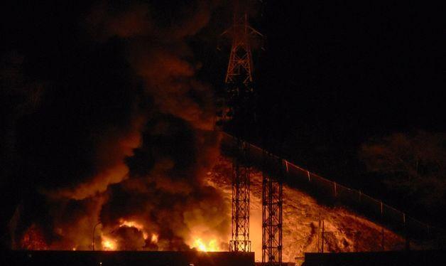 공습으로 불길 치솟는 베네수엘라 군사 시설