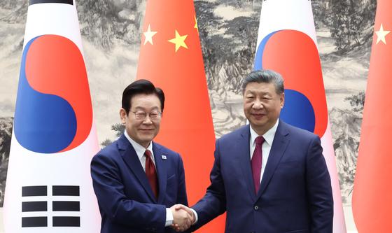 악수하는 이재명 대통령·시진핑 주석