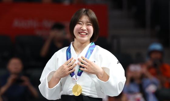허미미, 금메달 걸고 함박 웃음