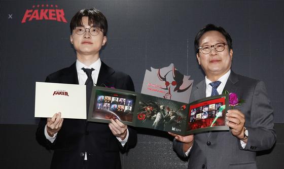 'e스포츠 전설' 페이커 기념우표 든 이상혁