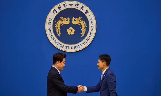임광현 비서실장에게 임명장 수여하는 이재명 대통령