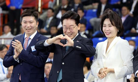 이재명 대통령, 선수단 향해 손하트
