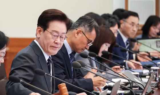국무회의 의사봉 두드리는 이재명 대통령