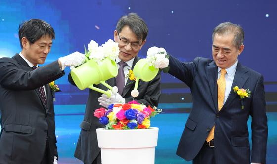 '민주주의 꽃' 퍼포먼스 하는 노태악 선거관리위원장