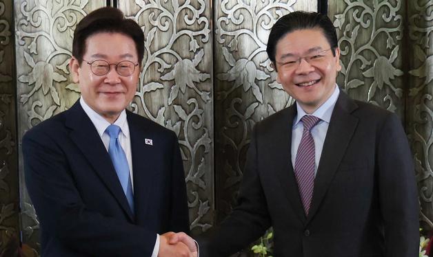 로렌스 웡 싱가포르 총리와 기념촬영 하는 이재명 대통령