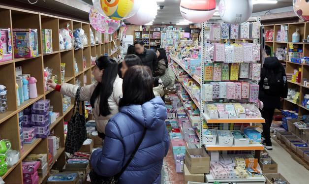 새학기 하루 앞두고 문구거리 찾은 시민들