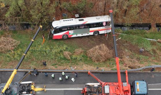 고속버스 추락사고 6명 병원이송