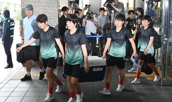 훈련장 향하는 북한 여자축구팀