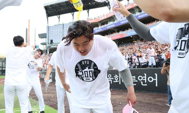 KBO·MLB 통산 200승, 축하 물세례 맞는 류현진