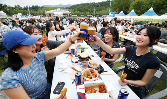 "무더위, 치맥으로 씻어요"