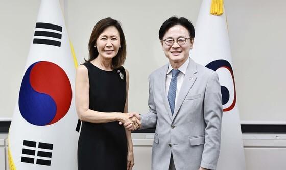 악수하는 김정관 장관과 미셸 스틸 주한미국대사