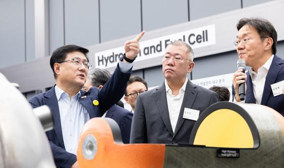 김성환 장관, 정의선 회장과 함께 현대차 남양연구소 방문