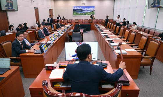 與 불참 속에 진행되는 외통위 전체회의