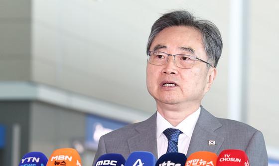 네팔 출국 전 질문에 답하는 조현 장관