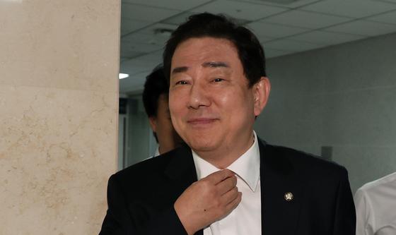의원실 나서는 김병기 의원